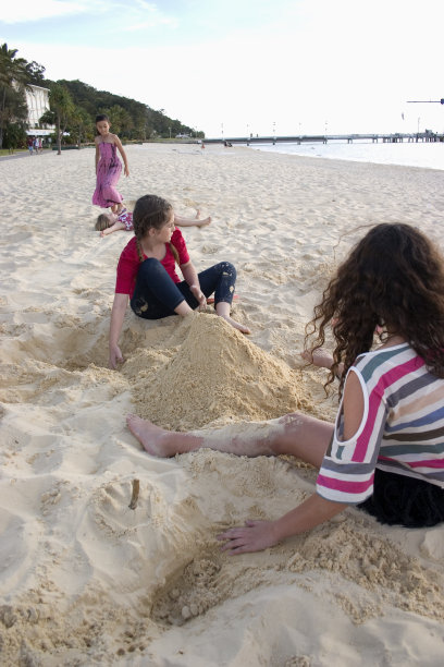 孩子们在沙滩上玩沙子图片下载