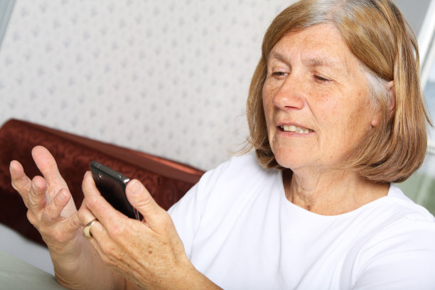 成熟女人使用手机图片下载
