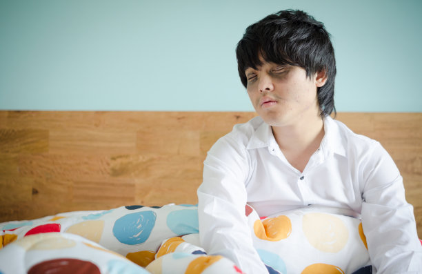 疲惫的人在早晨醒来图片下载