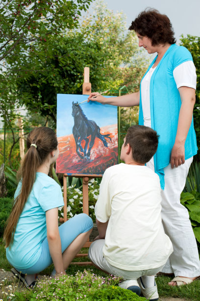 孩子们和老师在户外上美术课。图片下载