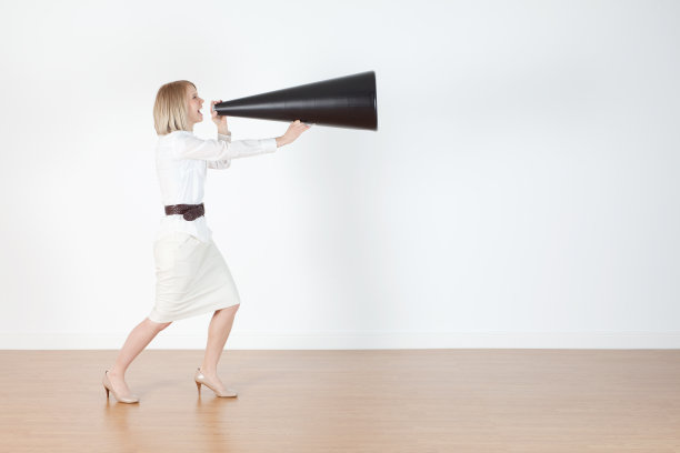 女商人对着一个大扩音器大喊图片下载