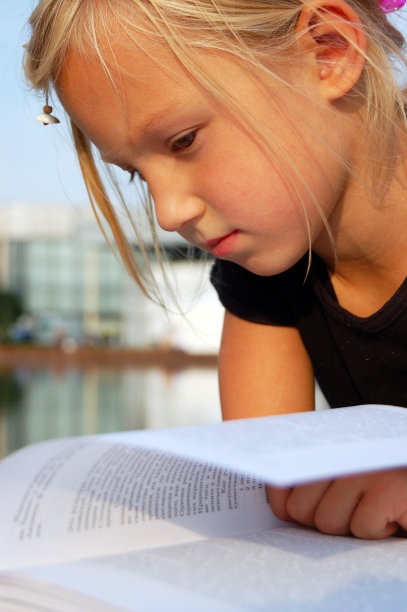 小女孩在看书图片下载