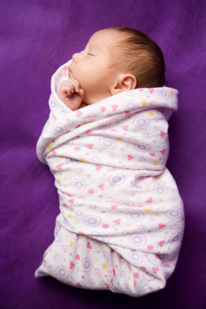 襁褓中的新生儿-完整的形象图片下载