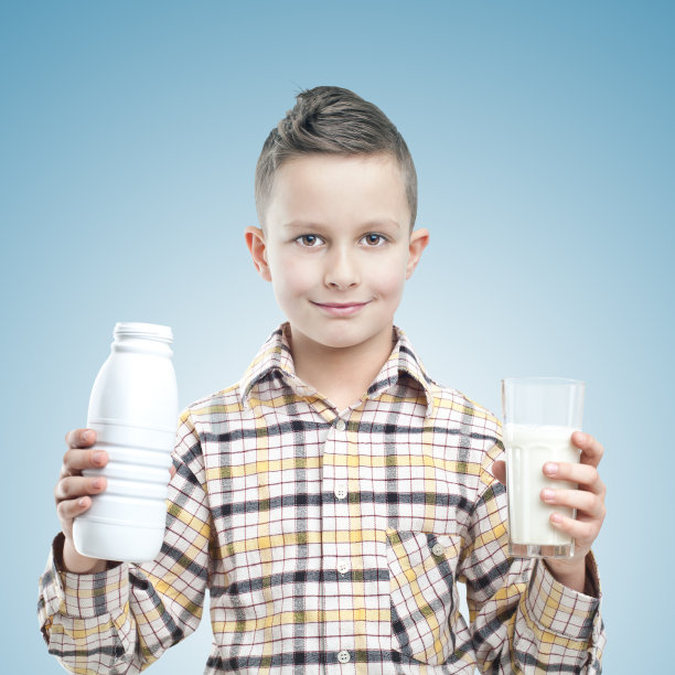 喝牛奶图片下载