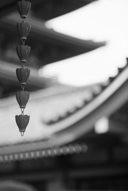 佛寺屋顶上悬挂的雨链杯图片下载