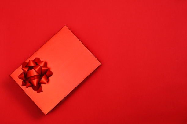 一个礼品盒在红色背景与复印空间图片下载