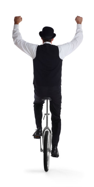 在独轮车上举着胳膊的商人图片下载