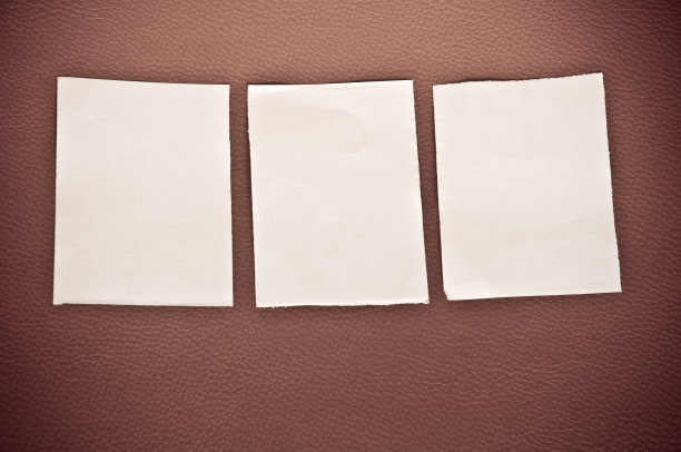 旧纸上的旧皮革图片下载