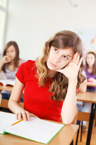 教室里沉思的学生图片下载