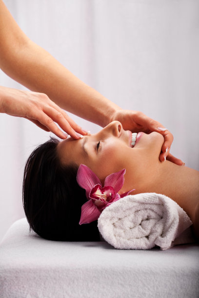 在水疗中心做头部按摩图片下载