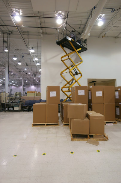 电梯维修工人在工作图片下载