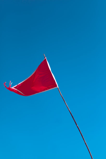 蓝天无游泳红旗图片下载