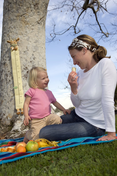 母女在公园里吃饭。图片下载
