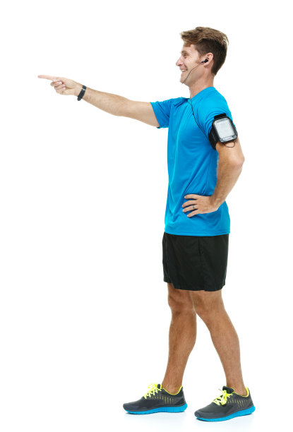 微笑的男性跑步者指着别处图片下载