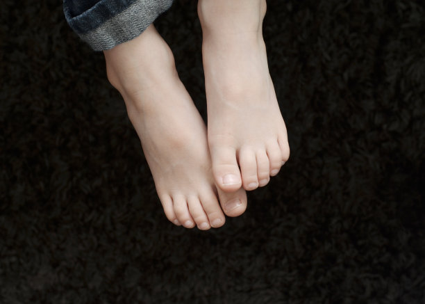 小男孩的脚图片下载