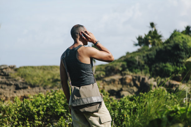 有人在沙滩上打电话图片下载