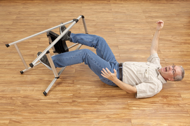 从人字梯上摔下来图片下载