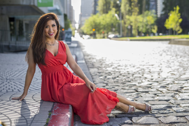 时尚女孩坐在旧金山市中心的地上图片下载