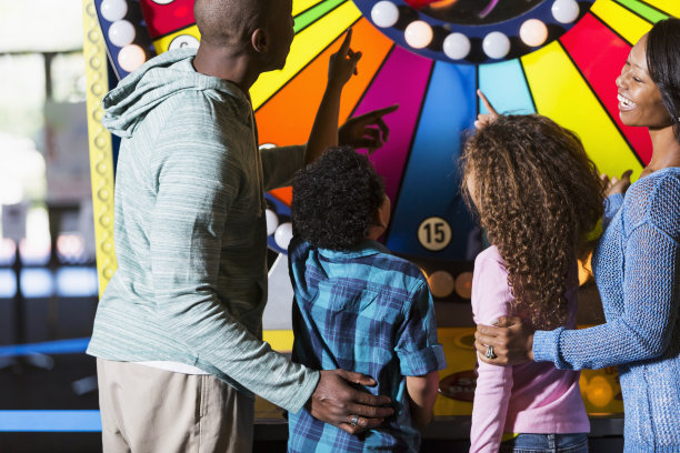 一家人在游乐场图片下载