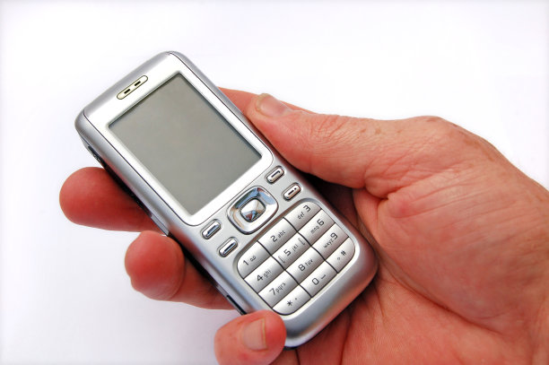 手里拿着银色手机图片下载