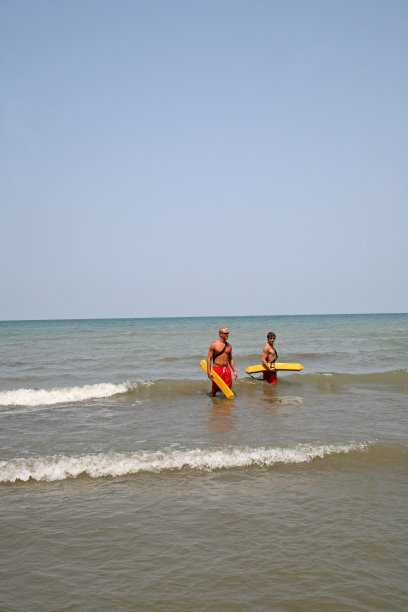 水中的救生员图片下载