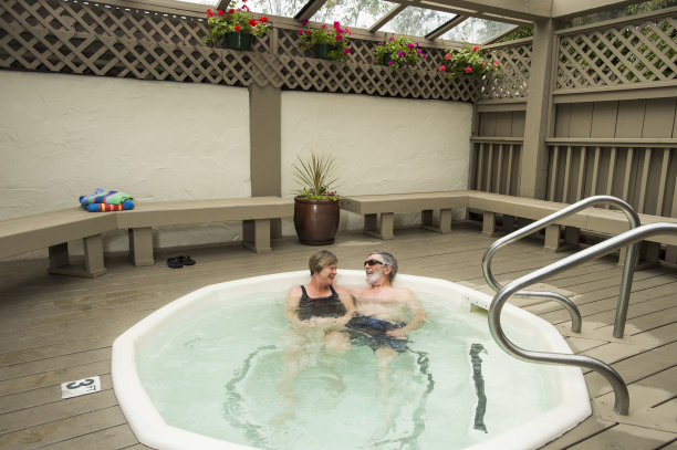 成熟的夫妇享受在骑完自行车后泡热水澡图片下载