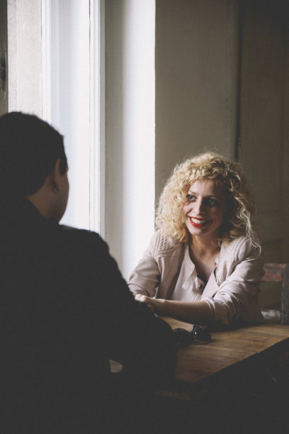 咖啡店里的年轻夫妇图片下载