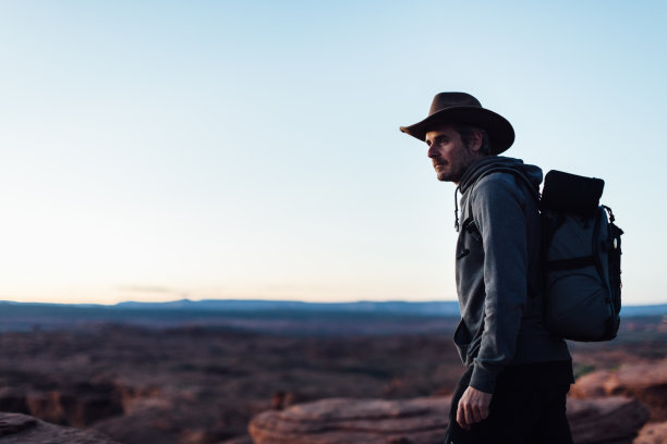 亚利桑那州大峡谷悬崖边的徒步旅行者。图片下载