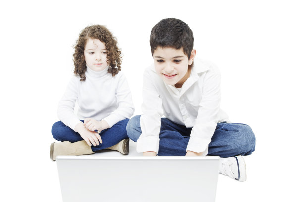 孩子们玩笔记本电脑图片下载