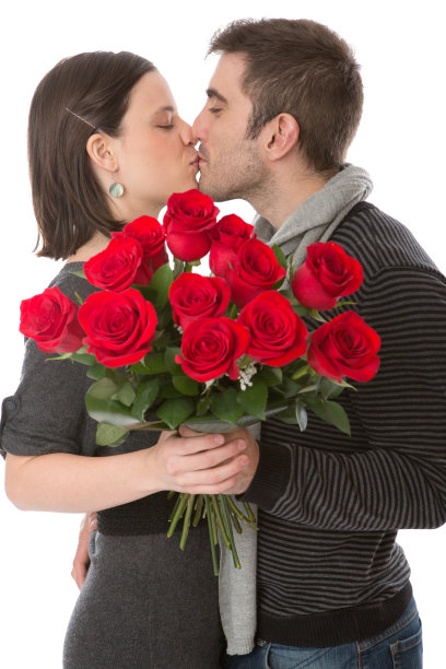 年轻夫妇亲吻图片下载