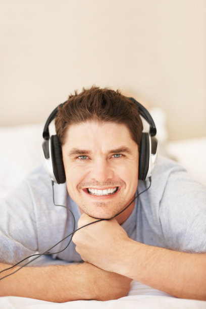 快乐的帅哥听着音乐图片下载