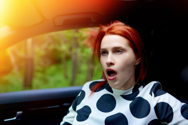 在车里打哈欠图片下载