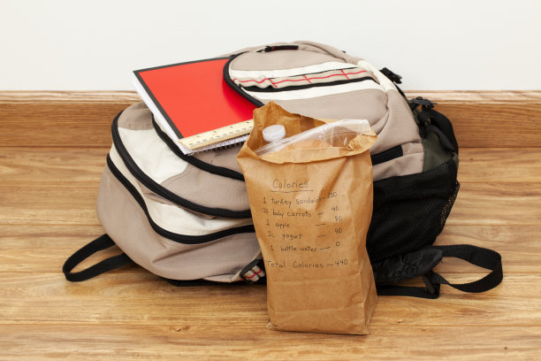 棕色纸袋中的健康盒装学校午餐图片下载