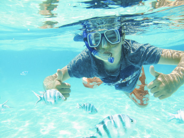 男孩浮潜与鱼在Perhentian群岛，马来西亚图片下载