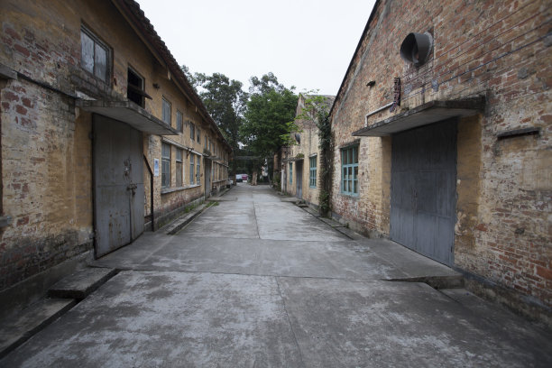 穿过建筑物的古色古香的道路图片下载