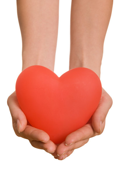 拿着一颗红心图片下载
