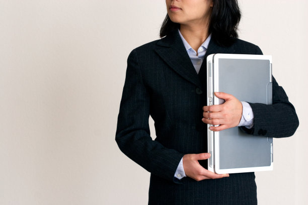 女人拿着笔记本到处看图片下载