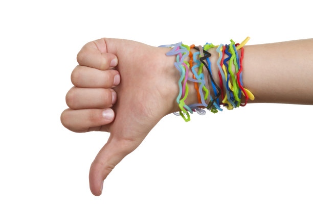 愚蠢形状的橡皮筋手镯，拇指朝下的手图片下载
