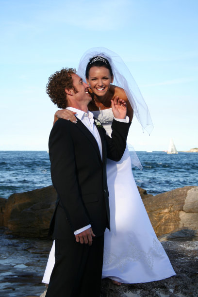 新娘和新郎在石头上图片下载