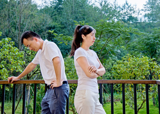 有沟通问题的年轻夫妇图片下载