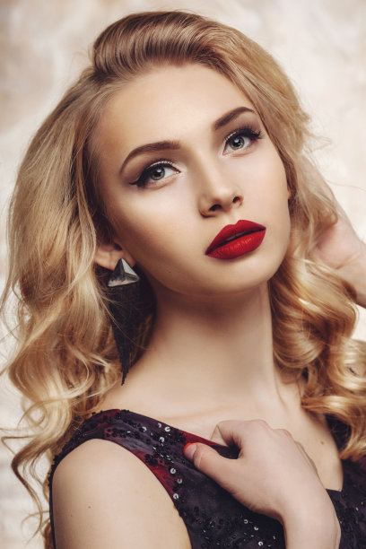 美丽的金发女人的肖像图片下载