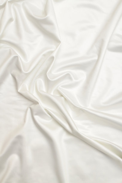 起皱的白色缎子丝绸背景在肖像方向图片下载
