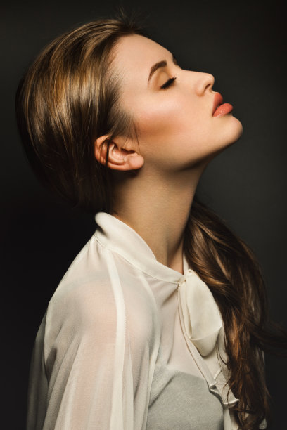 年轻性感女子闭着眼睛的工作室肖像图片下载