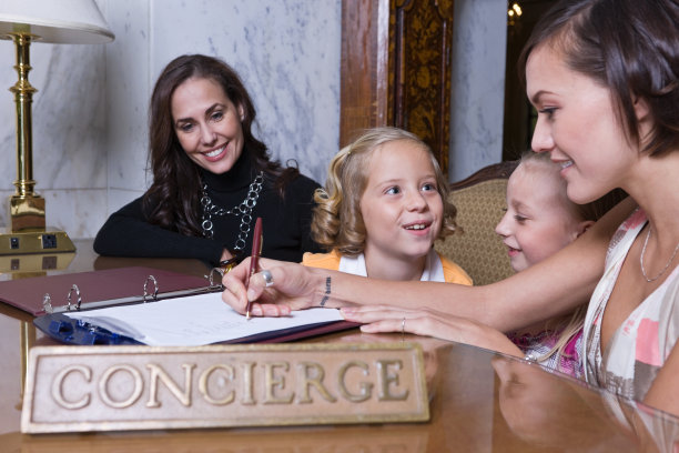 酒店礼宾部为家人计划一次旅行图片下载