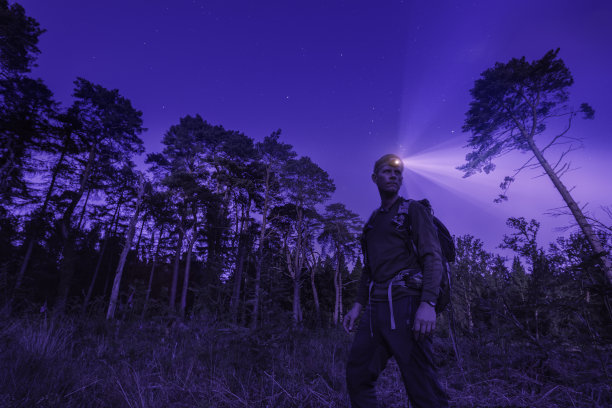 晚上徒步旅行者图片下载