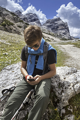 使用移动设备的远足者图片下载