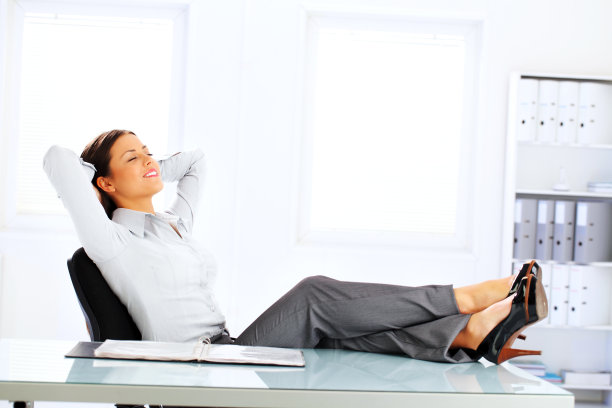迷人的商务女性在办公室放松图片下载