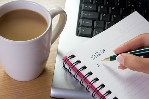 一个女孩在笔记本上写下她要做的事情素材图片