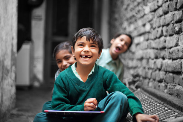 小女生在家里的砖墙附近笑着画像图片下载