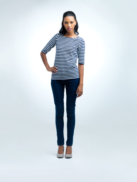 她已经穿上了她的周末装备图片下载